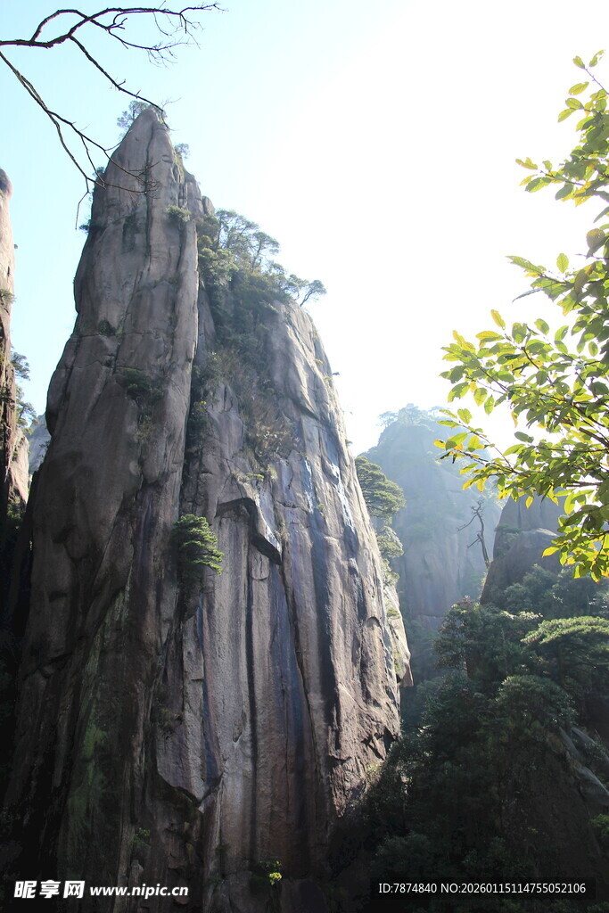 巍峨奇峰屹立山林间