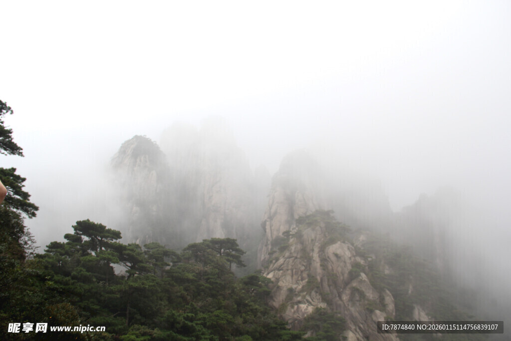 云雾缭绕的壮美山峦
