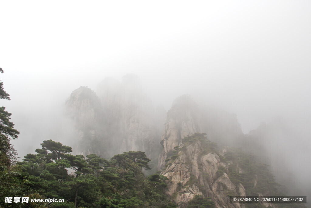 云雾缭绕的壮美山峦