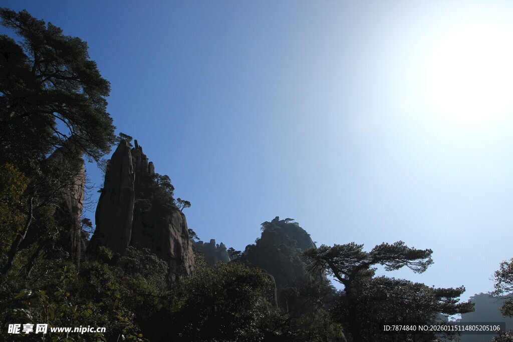 壮丽黄山奇峰映蓝天
