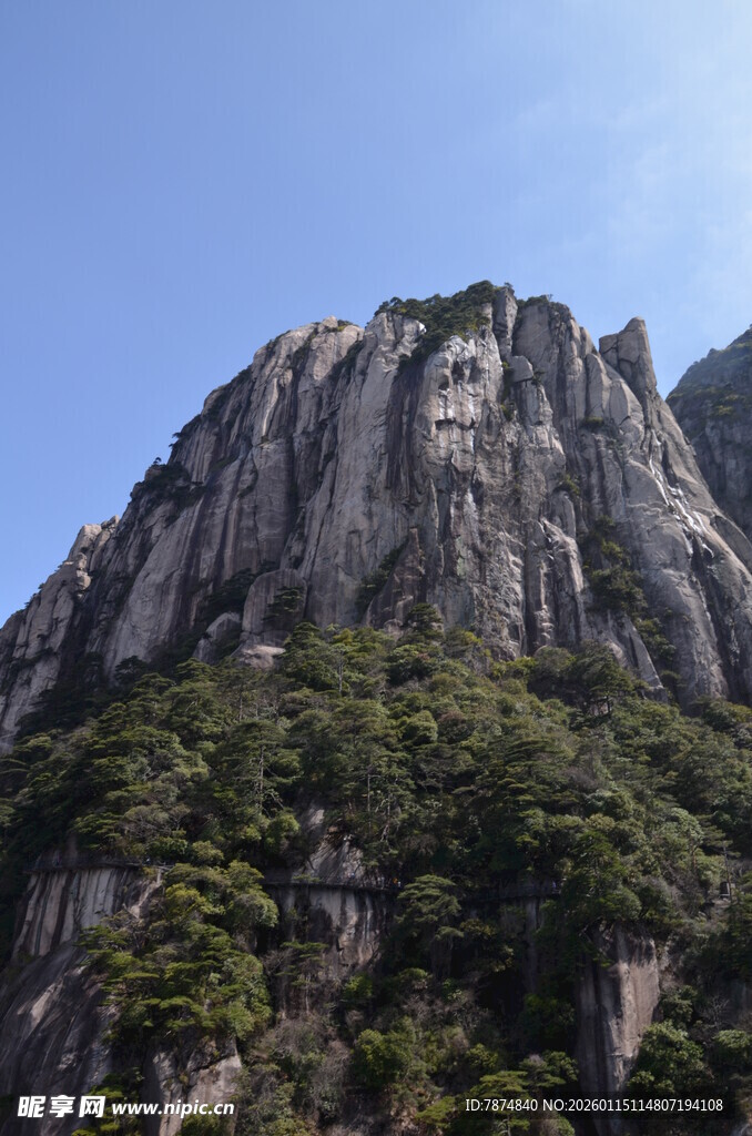 巍峨山峰绿意点缀