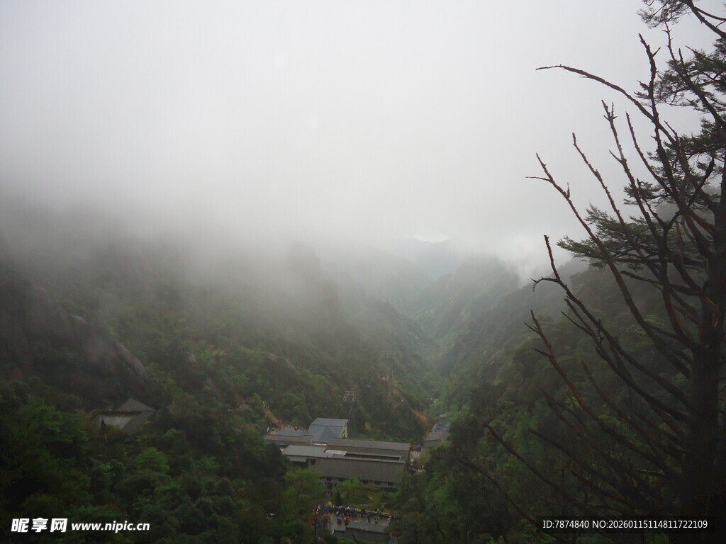 山间雾霭中的隐秘建筑