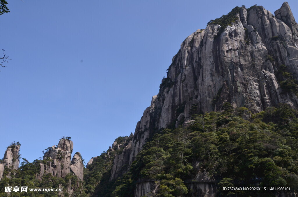 巍峨峻峭的壮丽山峰