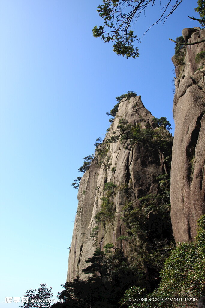 巍峨奇峰屹立蓝天之下