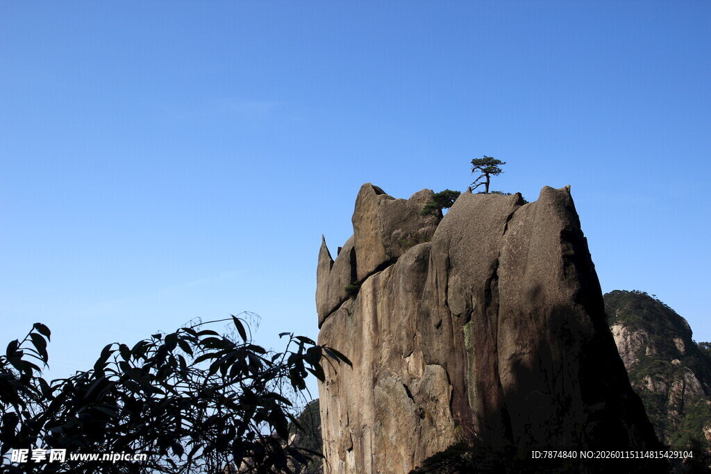 山顶之上的孤独攀登者