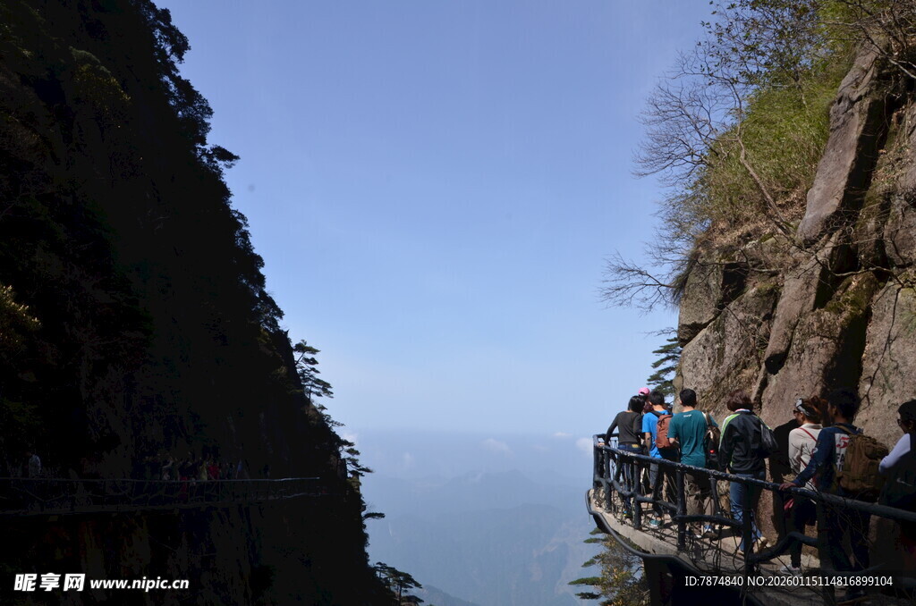 悬崖栈道上的游客身影