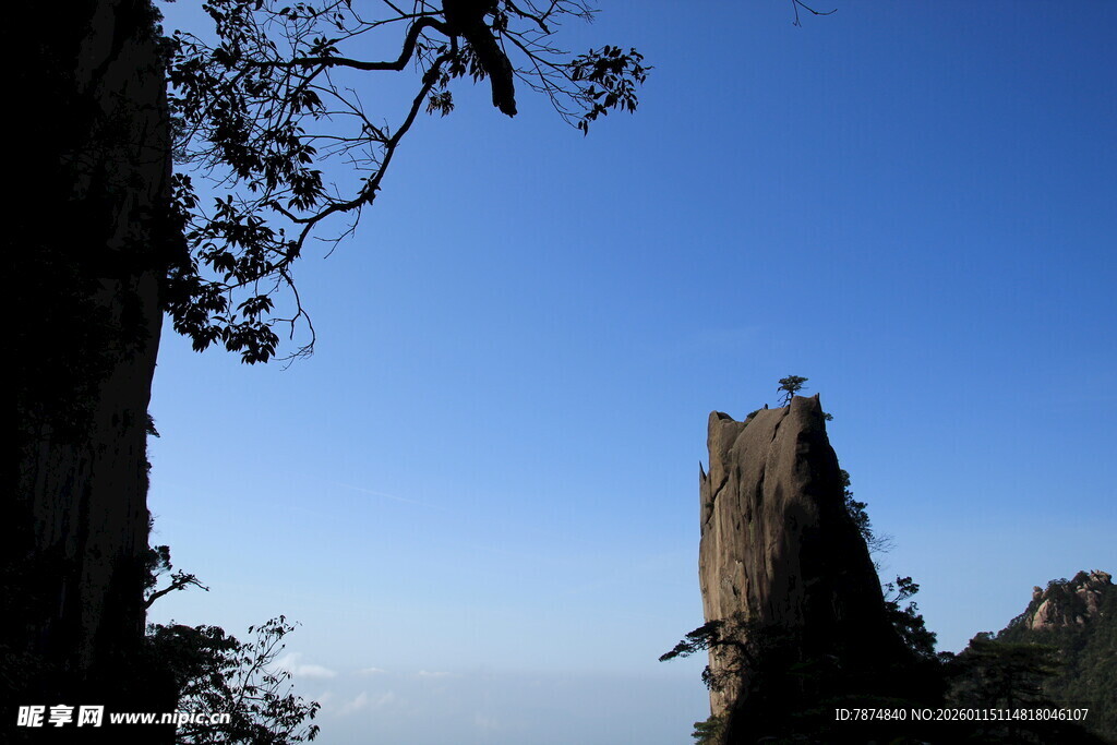 奇峰耸立云海间