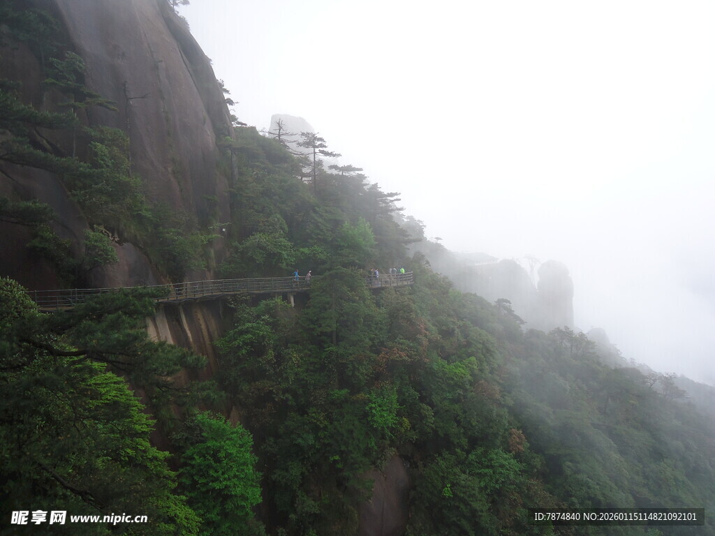 云雾缭绕的山间栈道