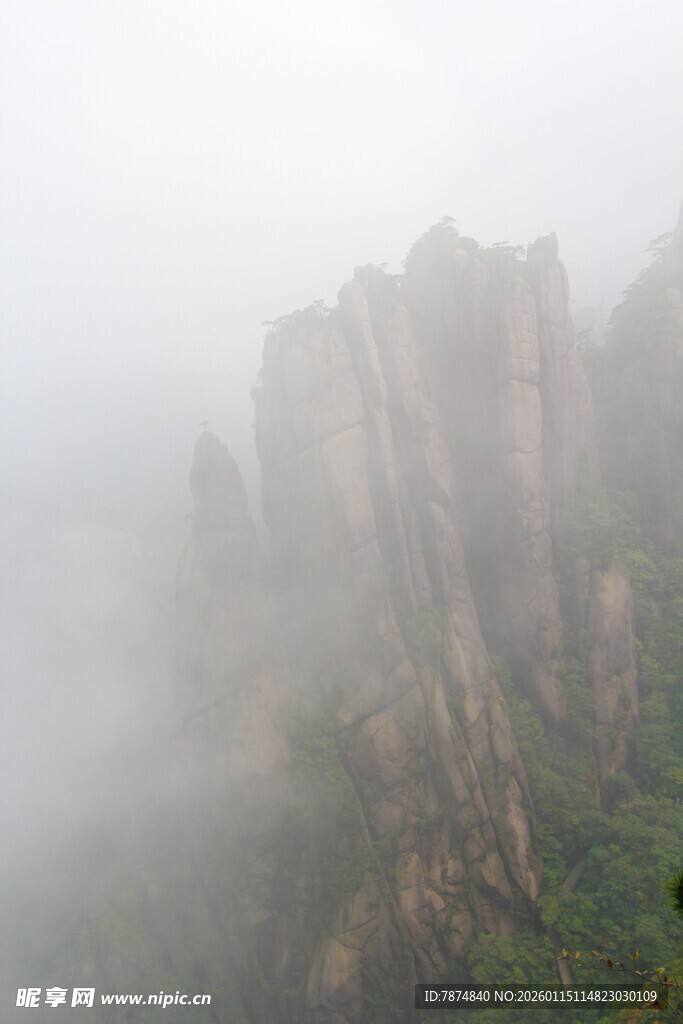 云雾缭绕中的险峻山峰