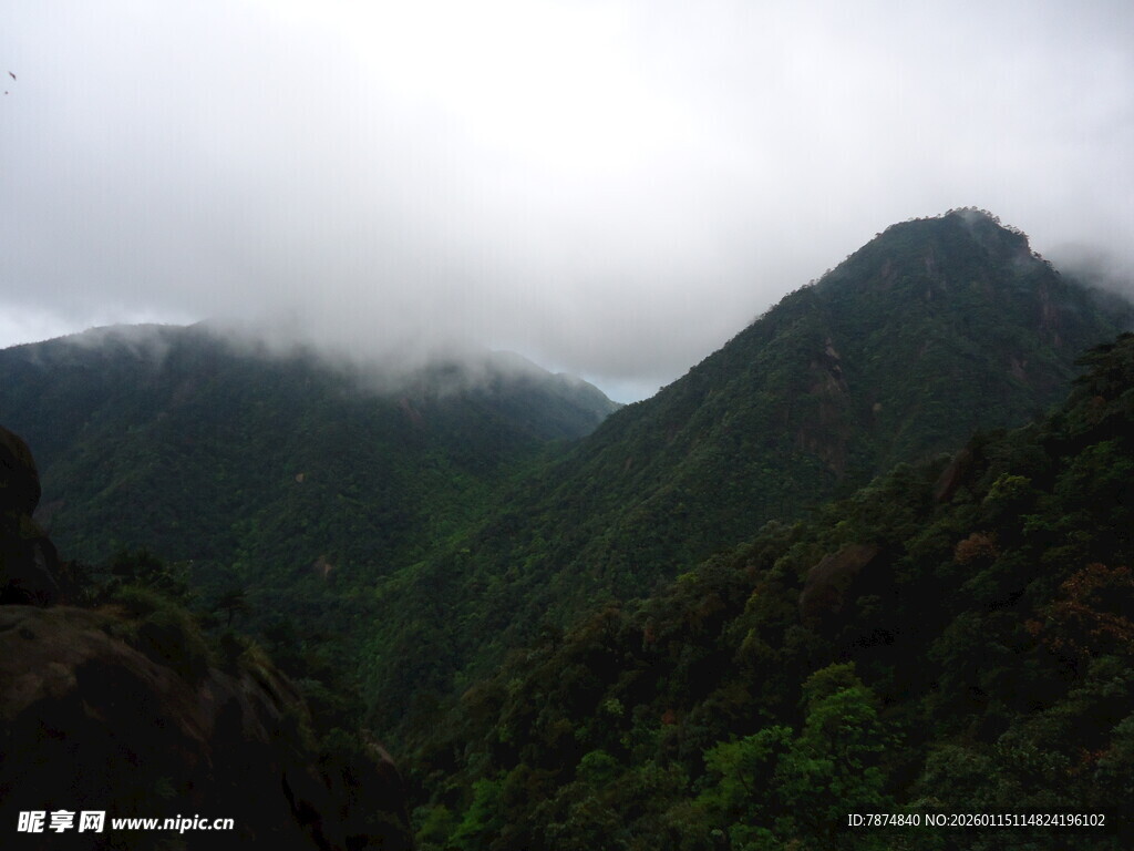 云雾缭绕的翠绿山峦