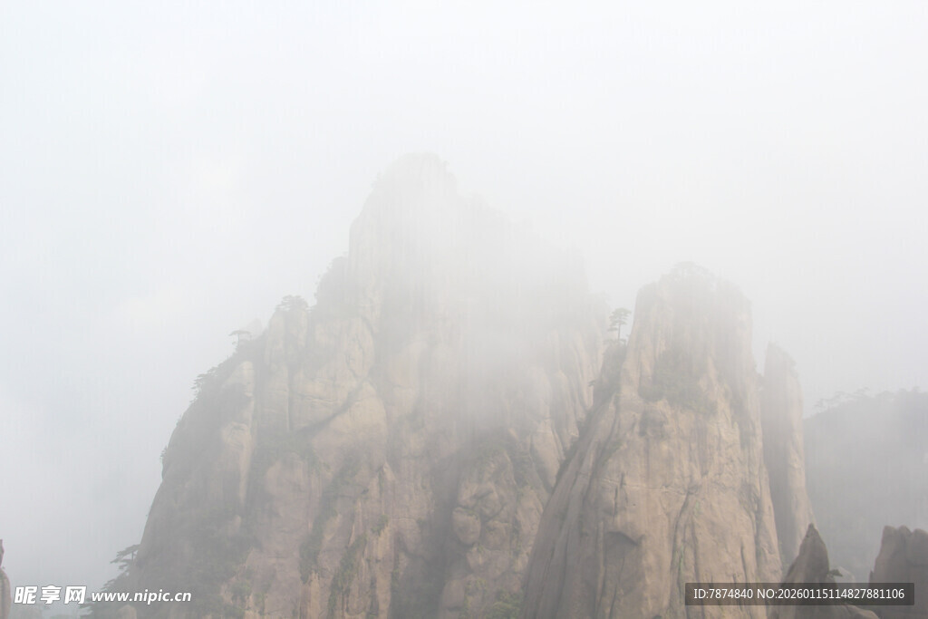 云雾缭绕的巍峨山峰