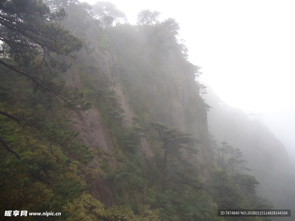 云雾缭绕的险峻山峰