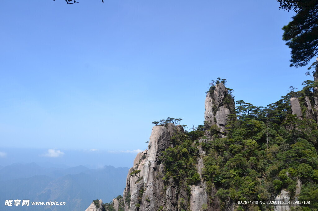 峻峭山峰 绿意盎然之景