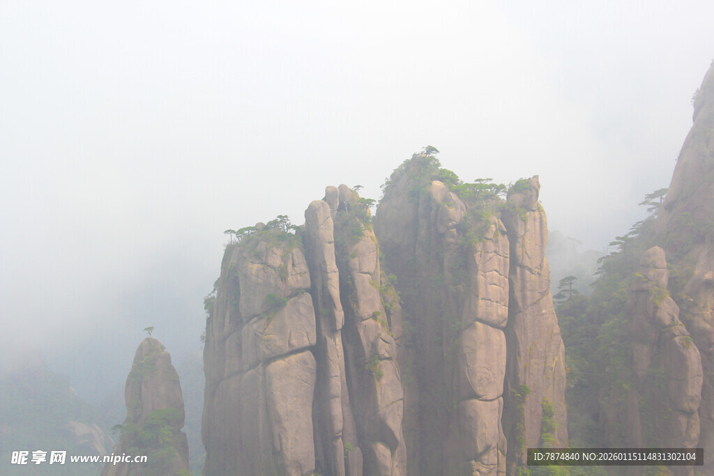 云雾中的奇峻山峰