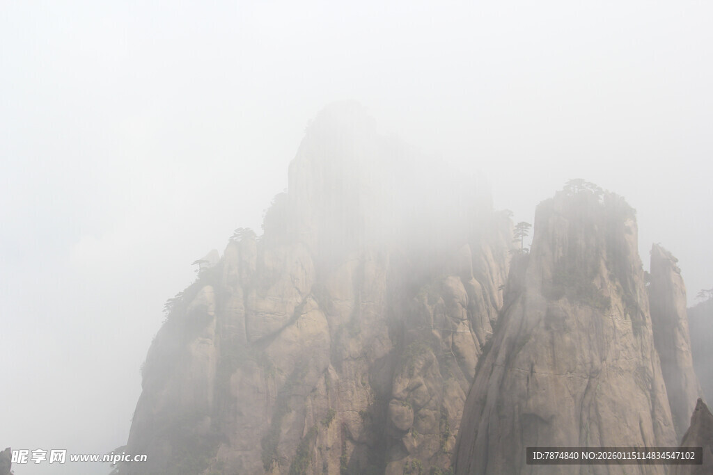 云雾缭绕的壮丽山峰