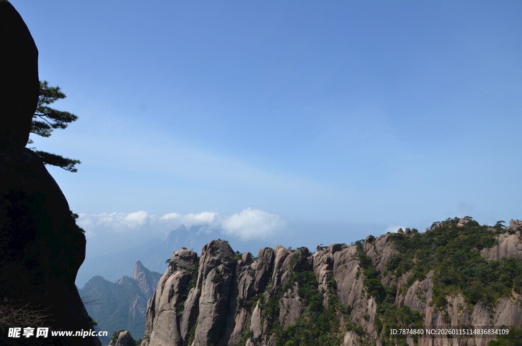 巍峨山峰与蓝天相映成景