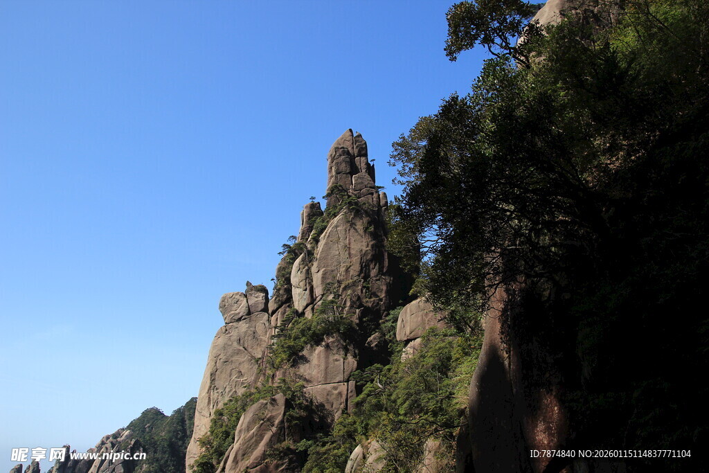 奇峰耸立的壮丽山景