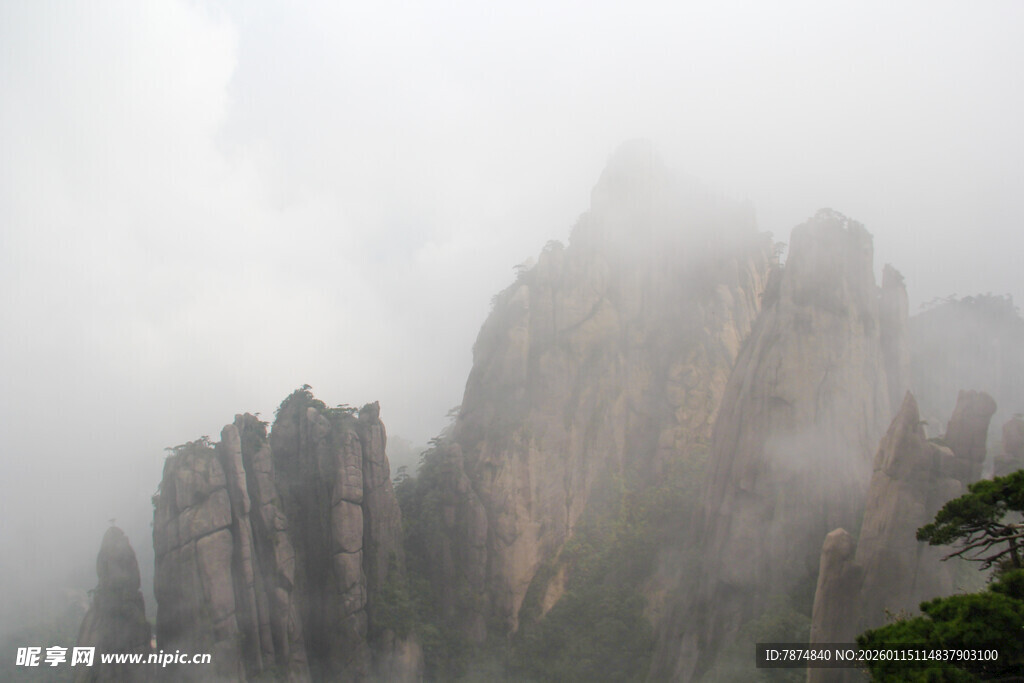 云雾缭绕中的壮美山峰
