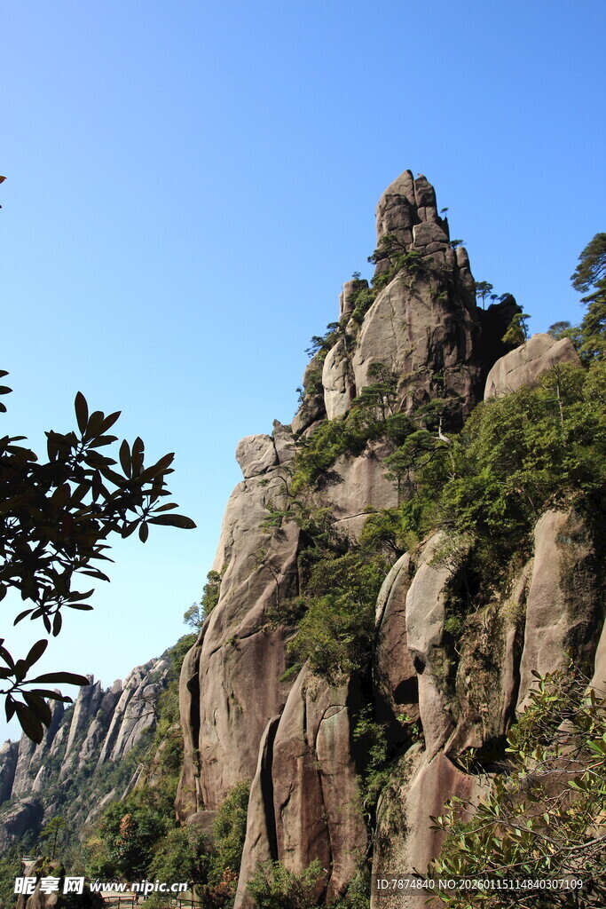 峻峭山峰绿意点缀