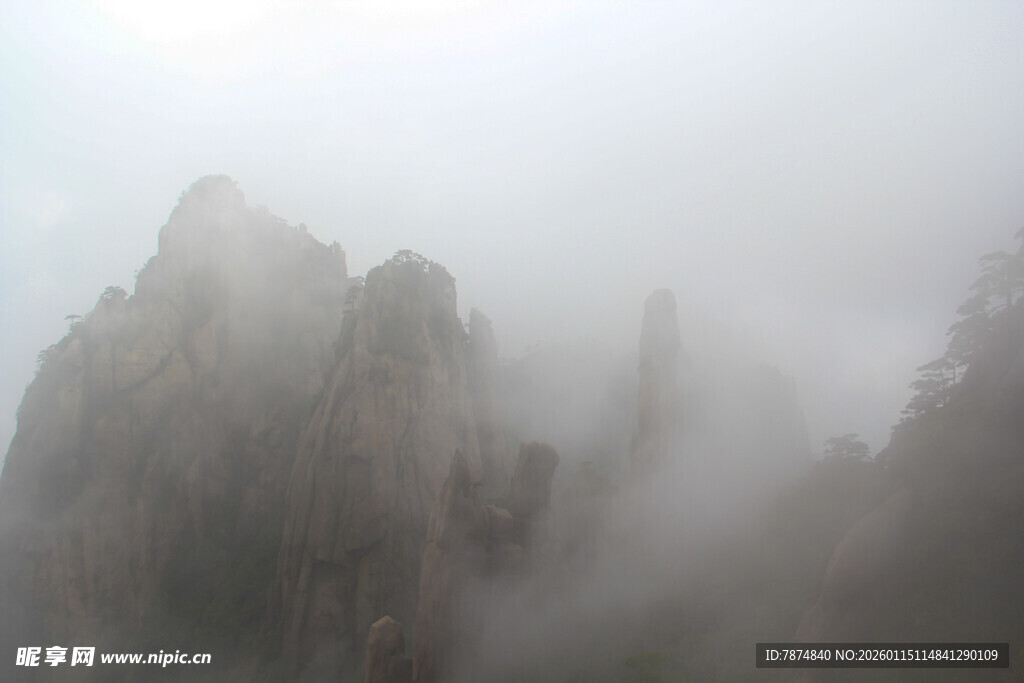 云雾缭绕的壮丽山峰
