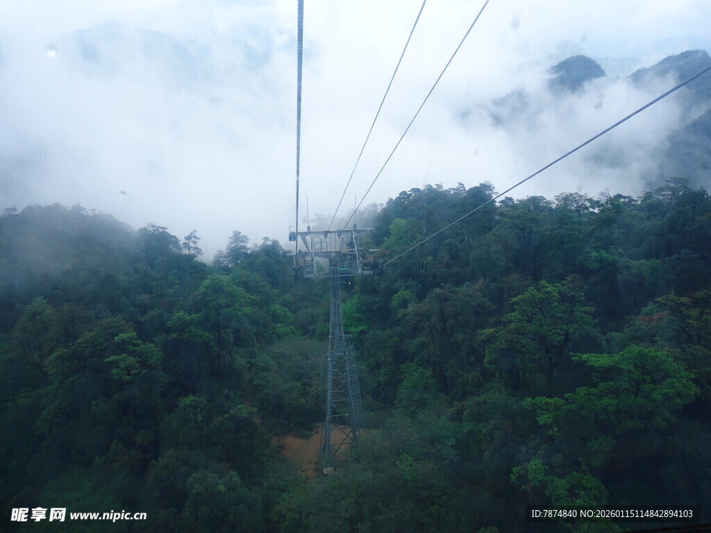 云雾中穿行的山间缆车