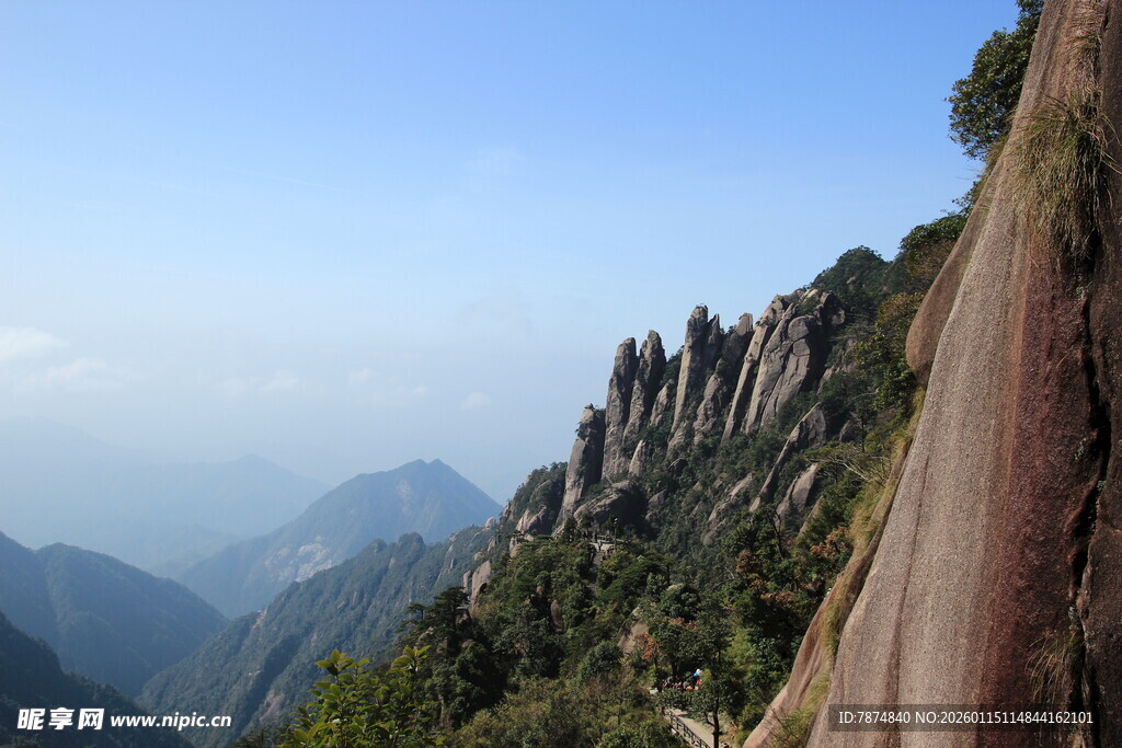 峻峭山峰旁的蜿蜒山路