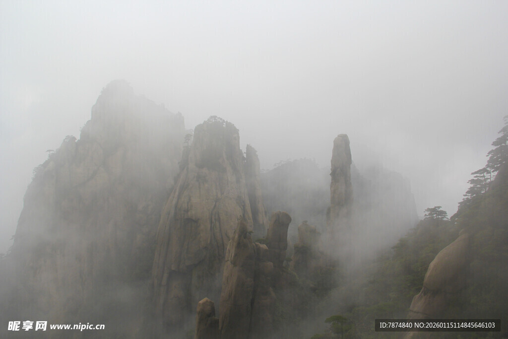 云雾缭绕的壮美山峰