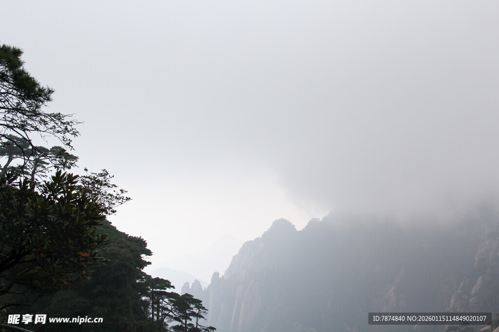 云雾缭绕的山间景致