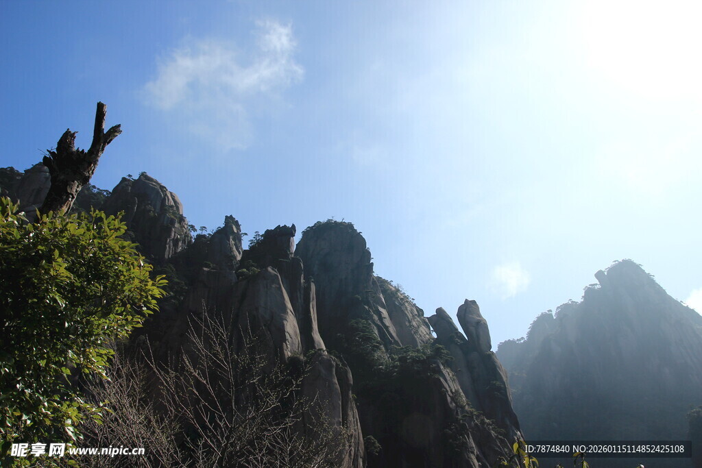 壮丽奇峰 蓝天映衬美景