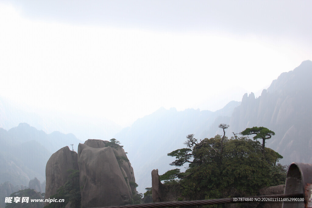 云雾缭绕的壮美山间景色