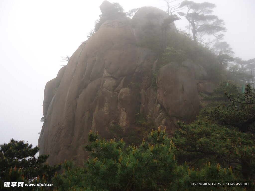 云雾缭绕的险峻山峰
