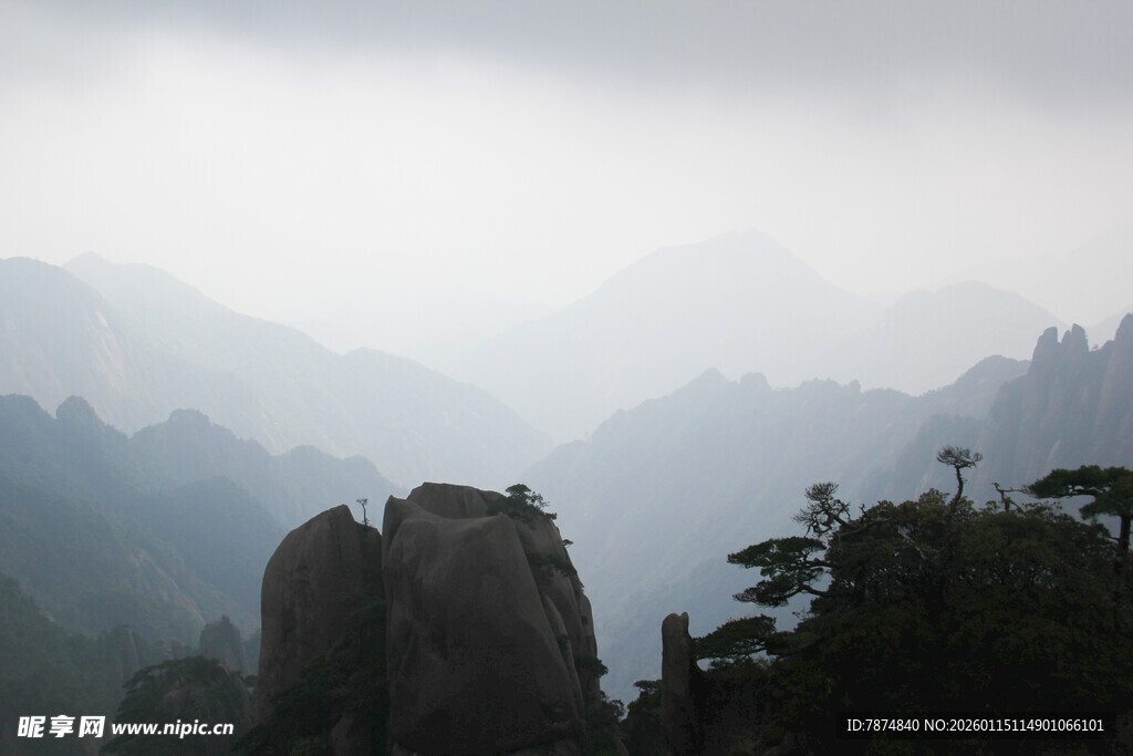 云雾缭绕的壮美山峦