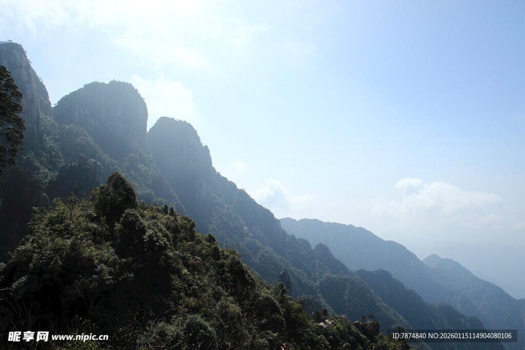 壮丽山景 云雾缭绕山峰