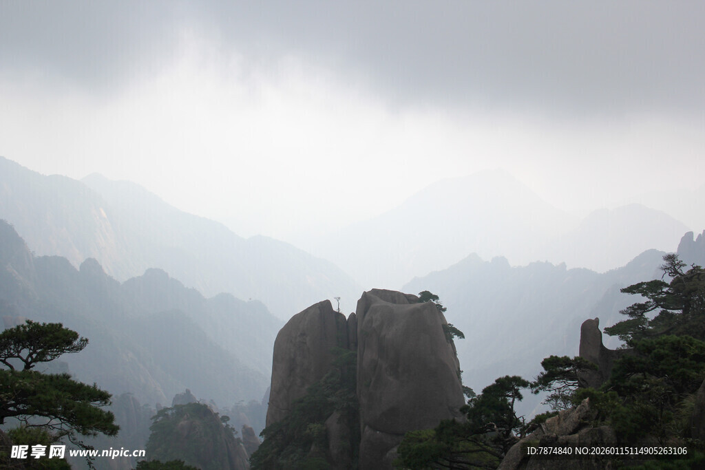 云雾缭绕的壮丽山峰