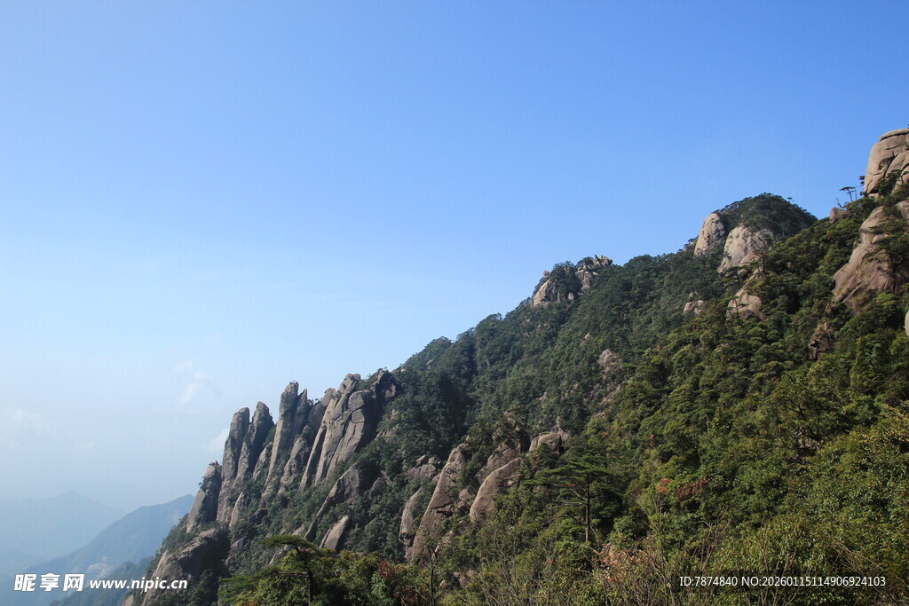 巍峨青山 尽显自然壮美