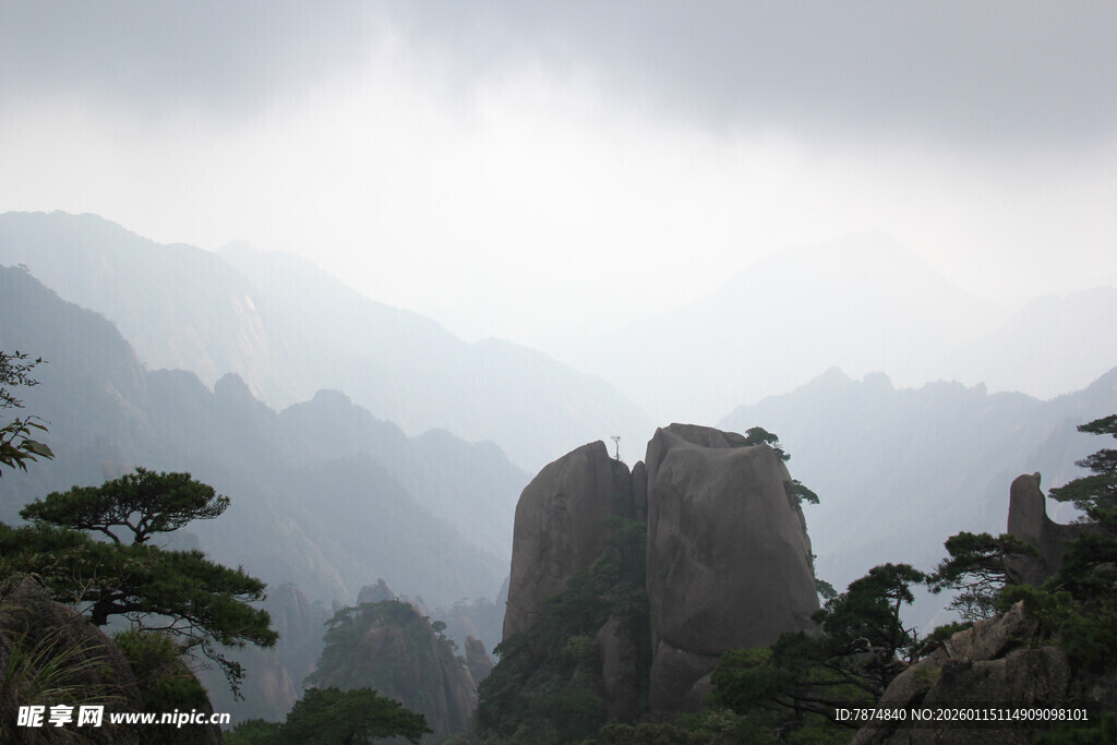 云雾缭绕的壮丽山峰景观
