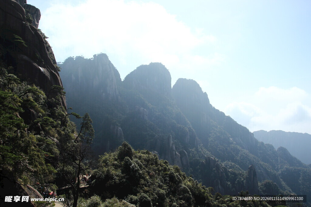 巍峨群山绿意环绕