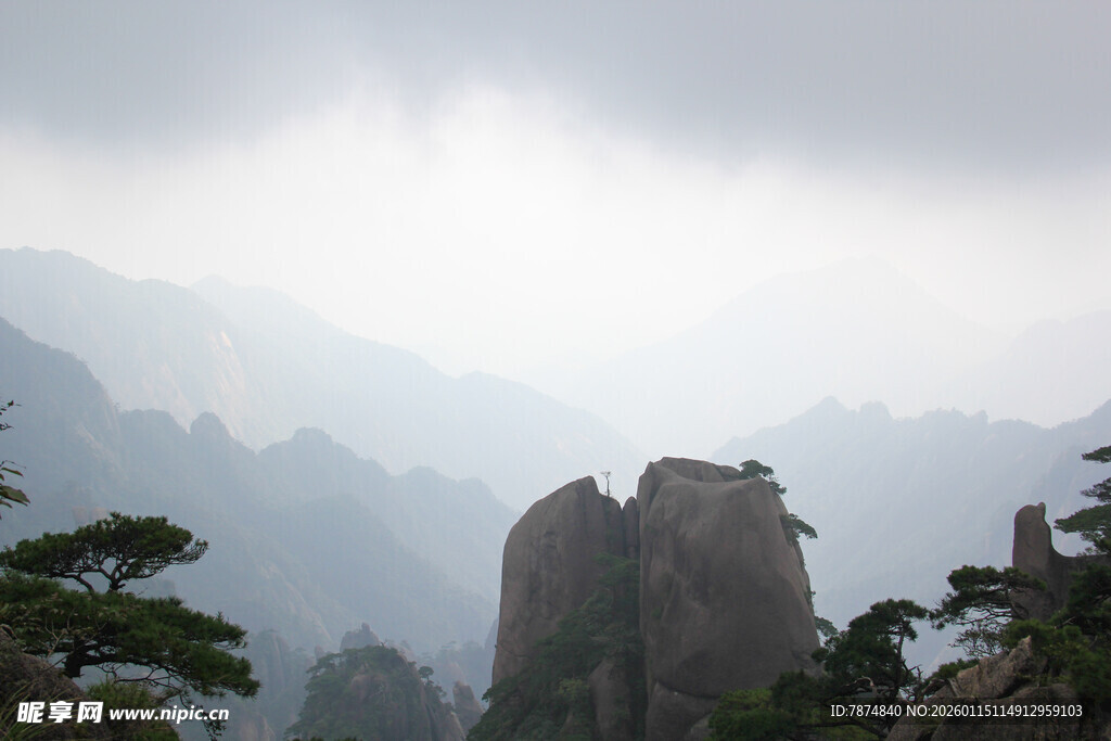 云雾缭绕的壮美山峰
