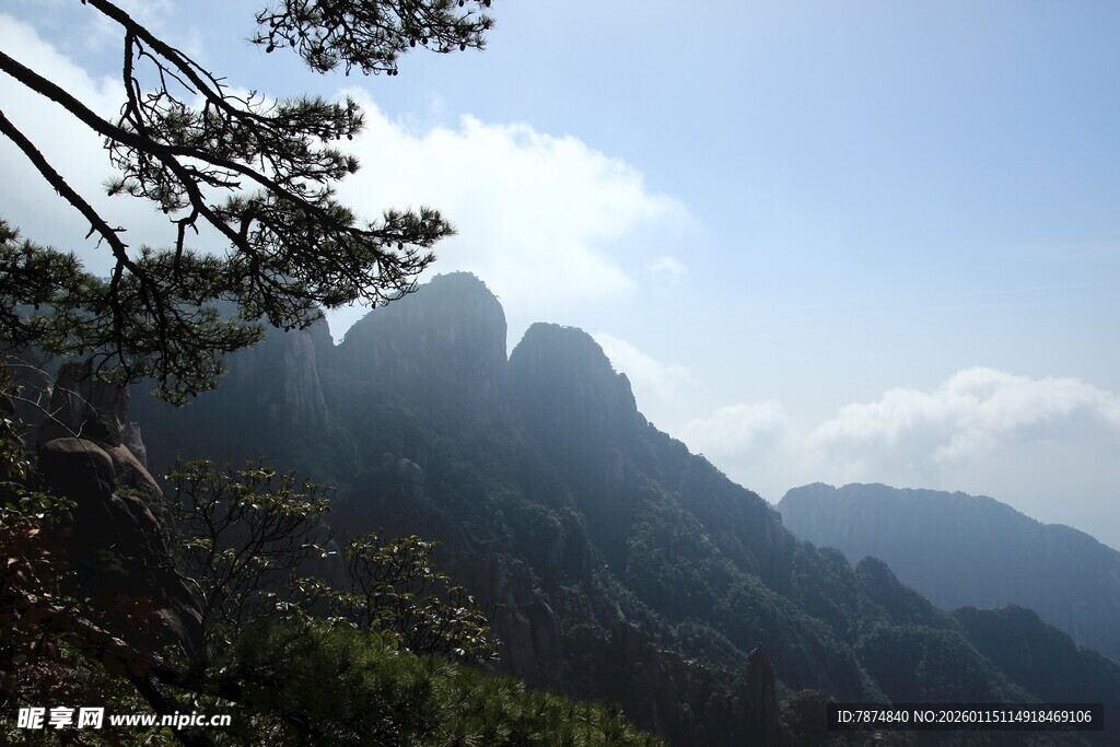 壮丽山景 阳光照耀山峦