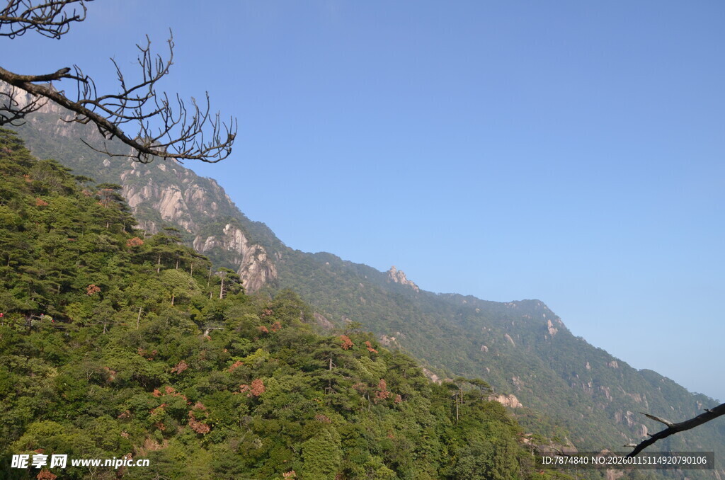 青山葱郁的秀丽山景