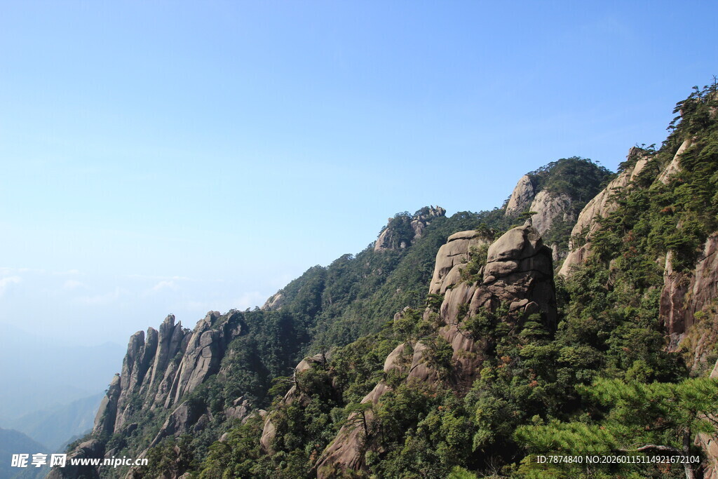 峻峭山峰 绿意点缀