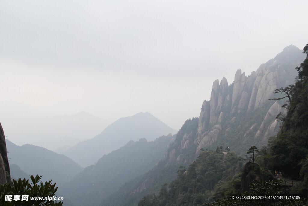 云雾缭绕的壮美山峦