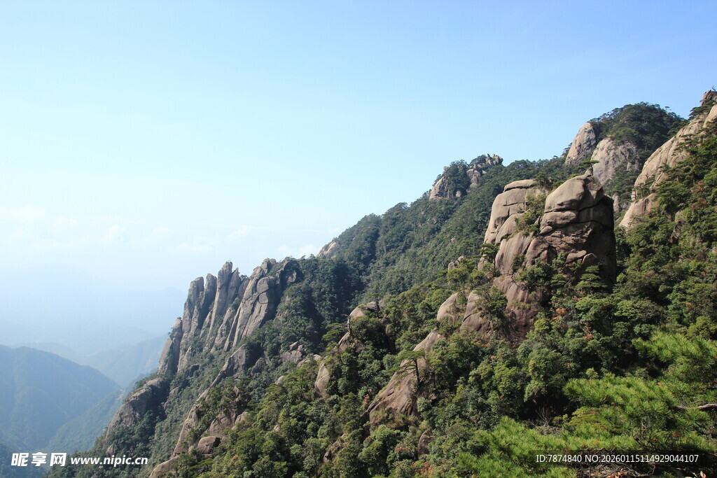 巍峨青山绿意浓
