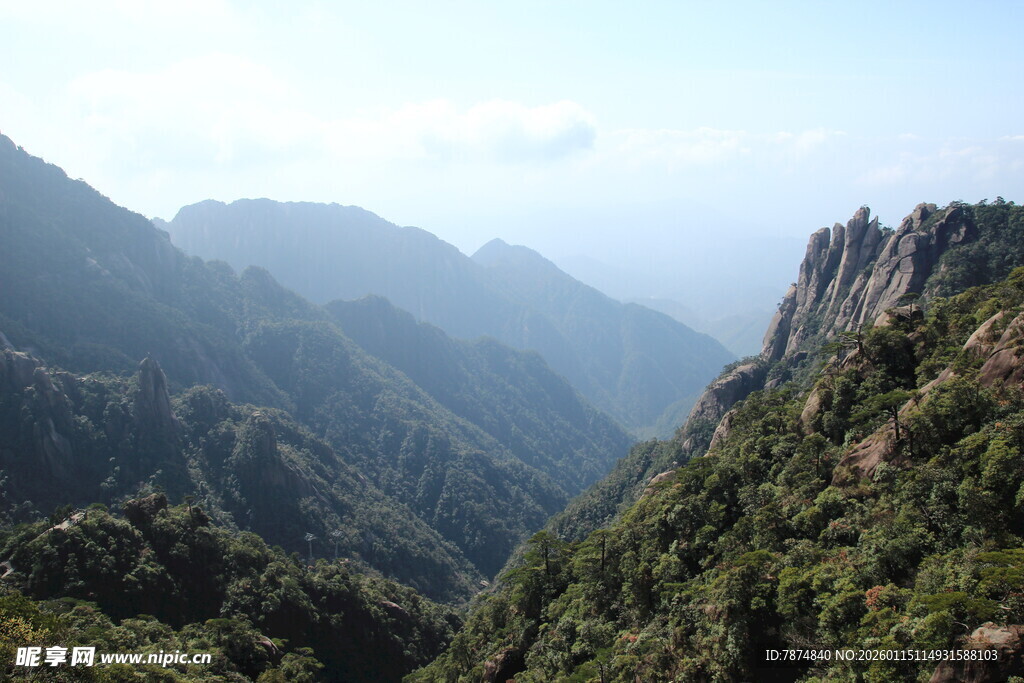 壮丽山景 绿意盎然的峰峦