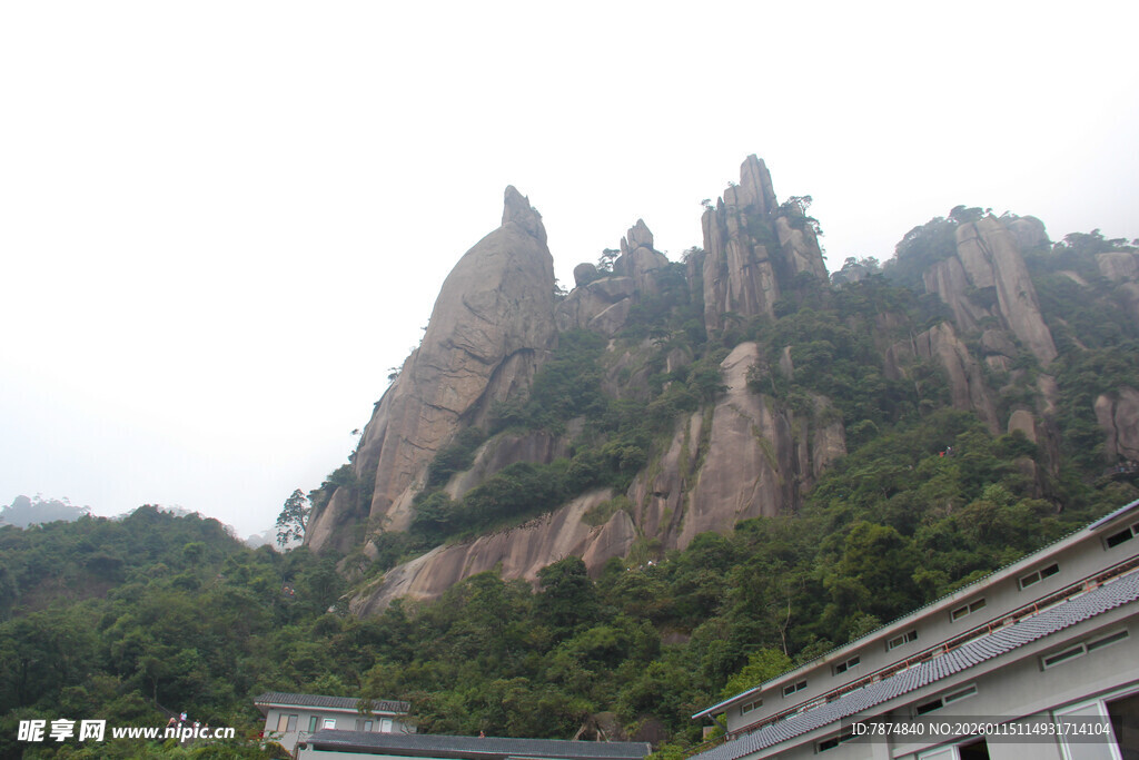 奇峰耸立的壮丽山景