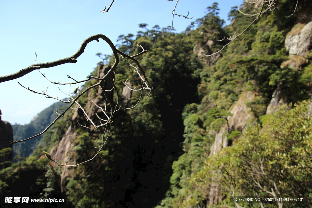 山间葱郁峭壁景色