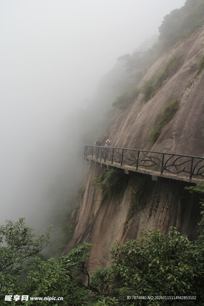 云雾中悬空栈道景观