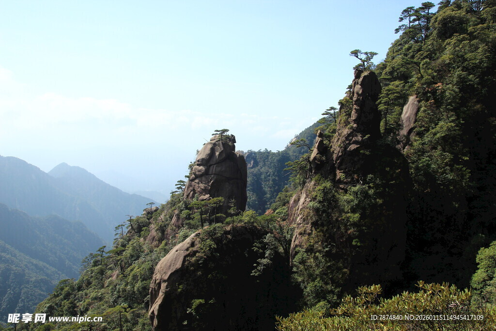 峻峭山峰绿意环绕