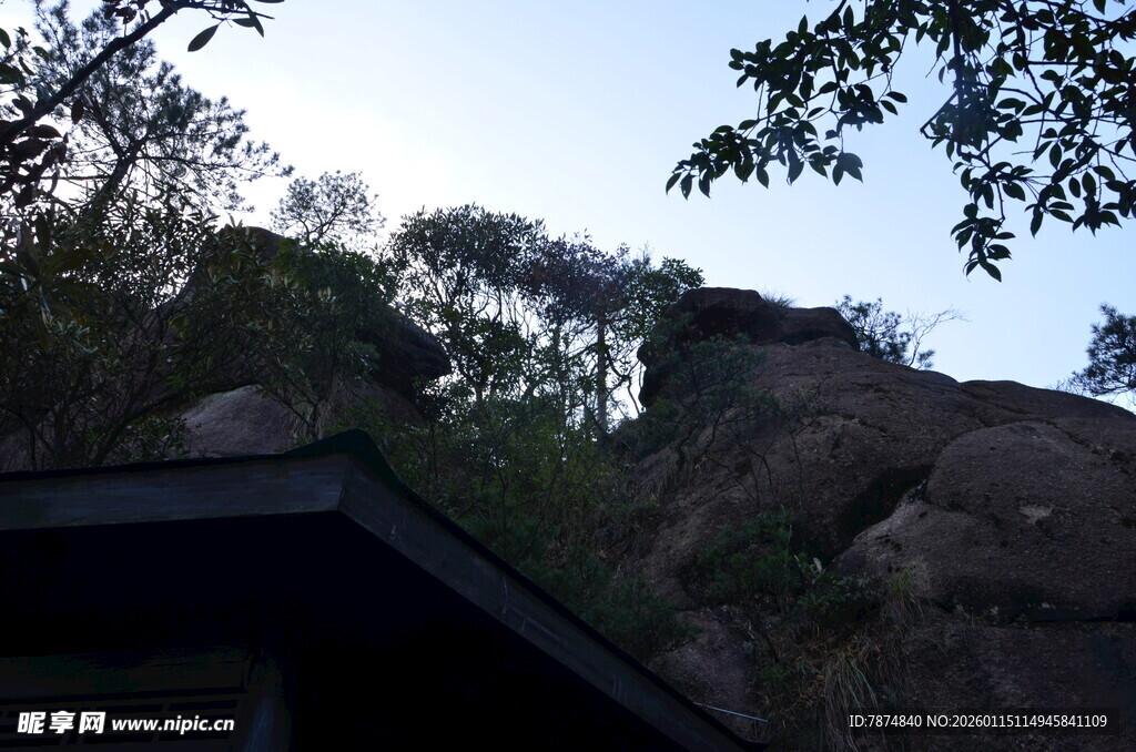 山间小屋旁的嶙峋岩石