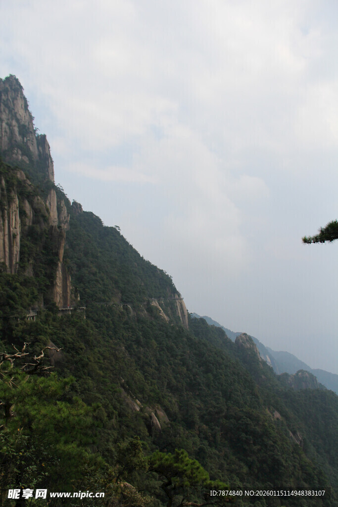 巍峨青山景色壮丽